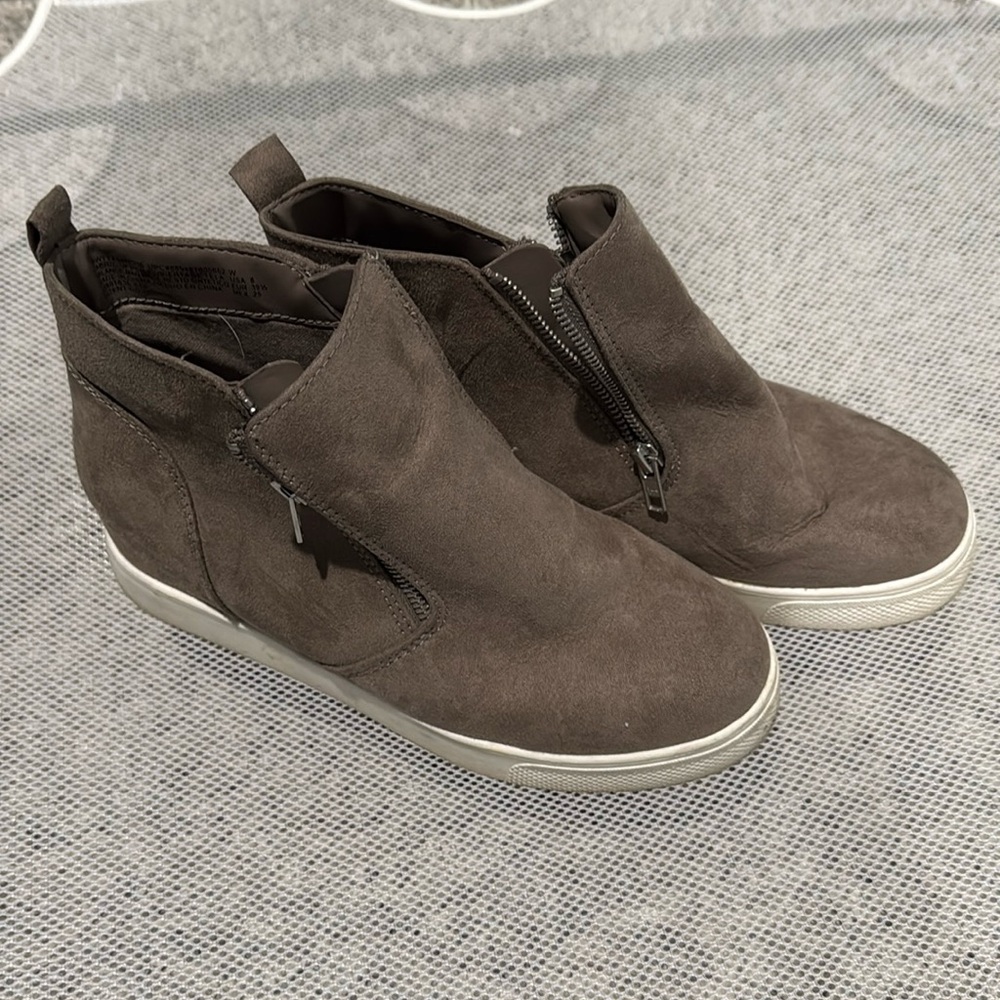 Zippy Wedgy Tennies